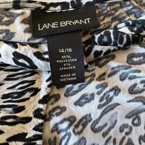 Lane Bryant Animal Print Twisted Open Neckline Short Sleeve Top - Size 14/16. - Picture 4 of 4